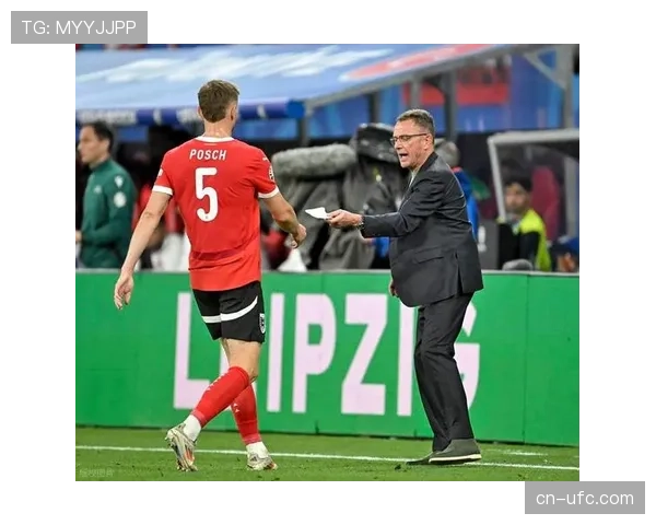 特写：终场哨响，拜仁主帅凝视记分牌，球队本场13次丢失球权后反抢失败